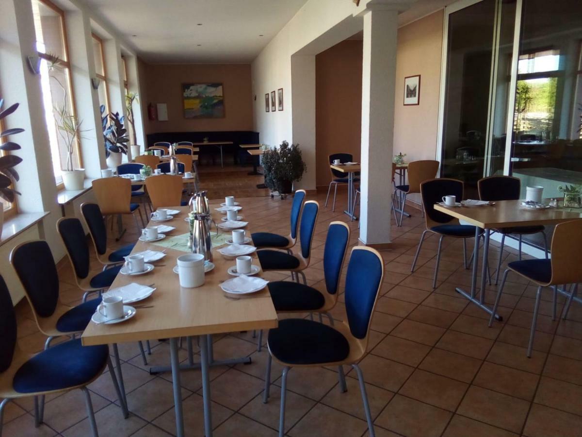 Hotel Am Bahnhof Варен Экстерьер фото